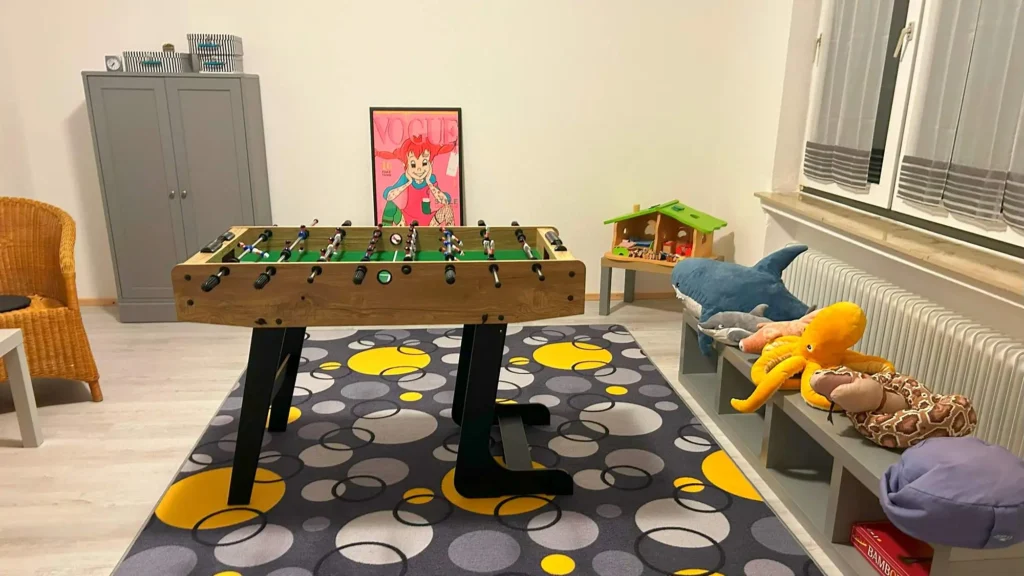 Das Farbfoto zeigt einen Raum in dem ein Kicker steht.